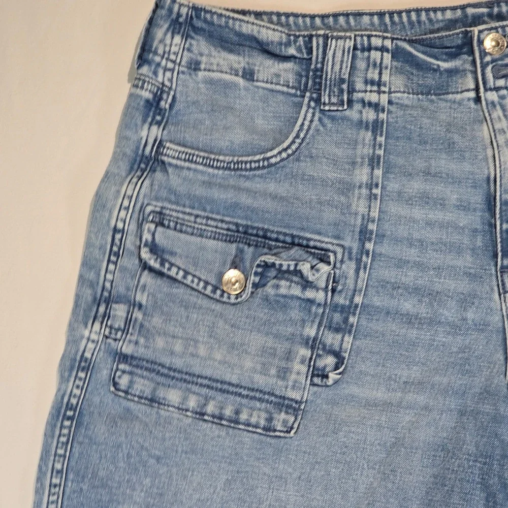 American Eagle Womens 16 Cargo Denim Shorts Light Wash Stretch Real Good Utility